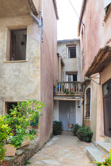 One of the charms of the island of Corsica, nicknamed the Island of Beauty, are its narrow streets: ocher, yellow or pink, white houses and small flowered balconies overlooking the cobbled streets