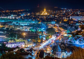 Vue de la ville de Tbilissi de nuit