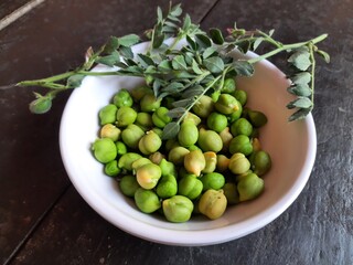 Fresh green chickpeas. chickpea is an annual legume of the Fabaceae family.
Chickpea seeds are high in protein. Its other names Bengal gram,garbanzo,garbanzo bean, Egyptian pea. Green gram.