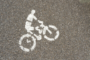 Markierung als Hinweis auf einem Fahrradweg am Rande des Ortes Dürnstein in Österreich