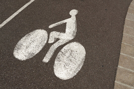 Markierung als Hinweis auf einem Fahrradweg in der Innenstadt von Colmar in Frankreich