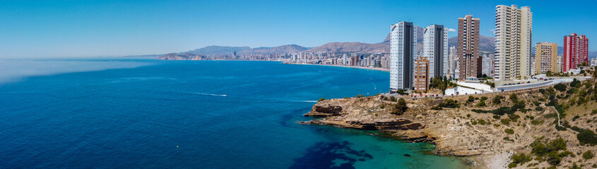 Panorámica de Benidorm desde  detrás de los rascacielos del Rincon de Loix