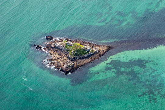 vue a&eacute;rienne d'une &icirc;le pr&egrave;s du phare de la Teignouse dans le Morbihan en France