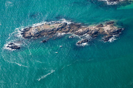 vue a&eacute;rienne d'une &icirc;le pr&egrave;s du phare de la Teignouse dans le Morbihan en France