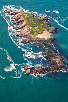 vue a&eacute;rienne d'une &icirc;le pr&egrave;s du phare de la Teignouse dans le Morbihan en France