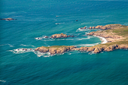 vue a&eacute;rienne d'une &icirc;le pr&egrave;s du phare de la Teignouse dans le Morbihan en France