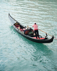 Gondolier in Venice, Italy. - obrazy, fototapety, plakaty