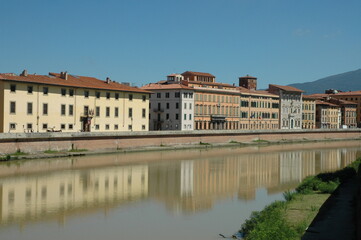 Fototapeta na wymiar Imagine del fiume Arno nella città do Pisa
