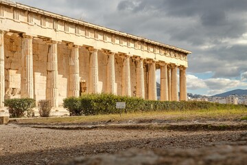 Obraz premium Temple of Hephaestus (Hephaisteion) in Agora of Athens, on top of the Agoraios Kolonos hill without people during sunny winter day 