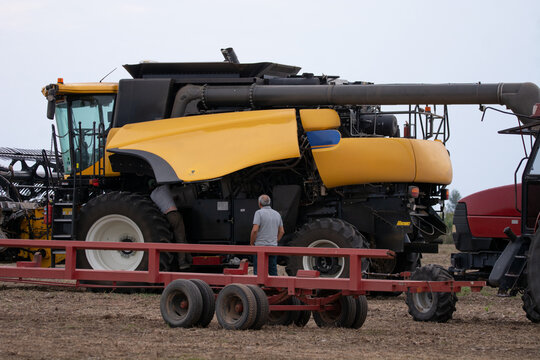 M&aacute;quina trilladora para recolectar granos en campo argentino