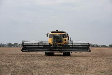 Trilladora en campo Argentina cosechando soja