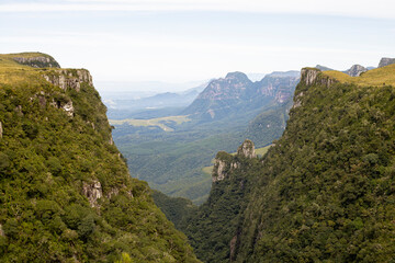 Canion no Brasil com céu azul e formações rochosas com grandes montanhas