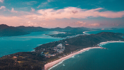 Obraz premium Mar Praia Ilha Mole Joaquina Galheta Florianópolis Viagem Viajar Verão Turista Turismo Natureza Lazer Esportes Aquático Kite Kitesurf Surf Pedras Barco Santa Catarina Sul Brasil Oceano Atlântico Drone