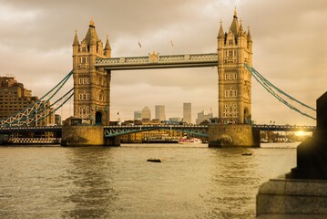 Obraz premium El famoso puente de Londres al atardecer.