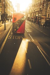 Vista desde un autobús rojo de Londres al ambiente urbano y bullicioso de la ciudad. - obrazy, fototapety, plakaty