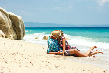 Fototapeta na wymiar A Happy couple at the seaside vacation travel weekend