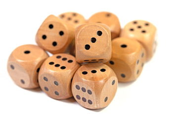 Spielwürfel aus Holz vor weißen Hintergrund
