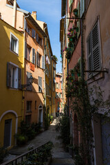 Fototapeta na wymiar Ruelle colorée et ancienne du quartier du Vieux-Nice