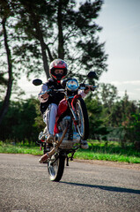 Fototapeta na wymiar haciendo willy chico en moto 