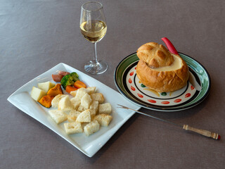 チーズフォンデュと白ワイン（北海道富良野市）