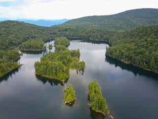 Obraz premium Islands in a lake in the mountains
