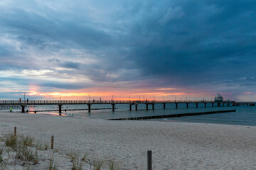 Fototapeta premium Zum Sonnenuntergang an der Seebrücke.