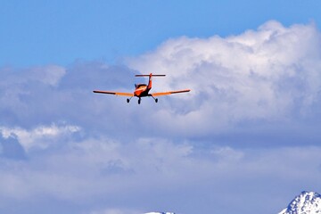 Fototapeta na wymiar Kleines Flugzeug vor Wolken