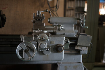 lathe for cutting round objects
