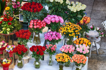 Świeże cięte kwiaty wystawione na straganie na hali targowej. 