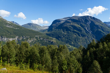 Fototapeta na wymiar Berge am Geirangerfjord mit Blick auf die Adlerstraße
