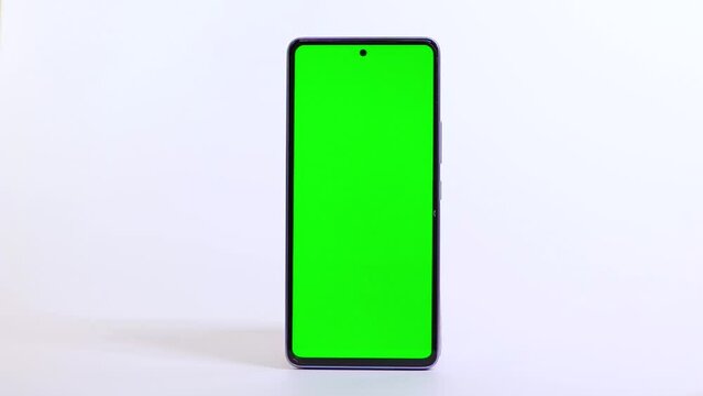 Celular con pantalla verde, sin funda y fondo blanco