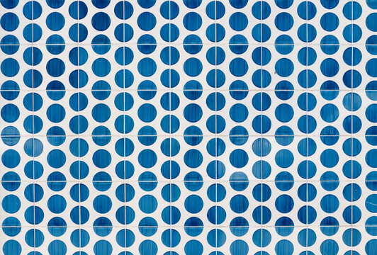 Painel de azulejos em estilo moderno com bolinhas azuis. 