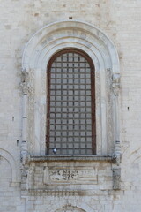 Fototapeta na wymiar Bari, Basilica San Nicola, particolare architettonico, finestra esterna