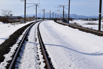 雪国の鉄道線路と雪景色