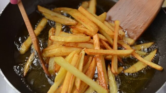 We fry French fries. French fries on a frying pan.