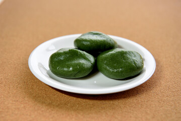 お皿に盛った草餅