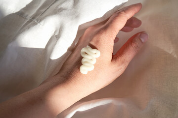 Naklejka premium Photo of the texture of a moisturizing cream on the hand.