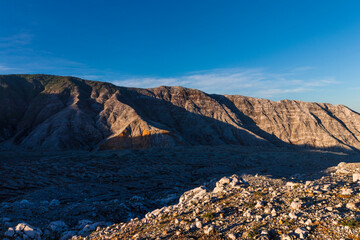 Obraz premium volcanic landscape surrounded by rocky mountains in Volcan Poas National Park in Alajuela province of Costa Rica