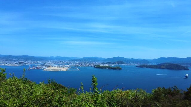 安芸小富士山頂から見える広島市と瀬戸内海に浮かぶ島々の風景  4K  2023年4月23日