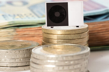 Eine Wärmepumpe und Euro Geldscheine und Münzen