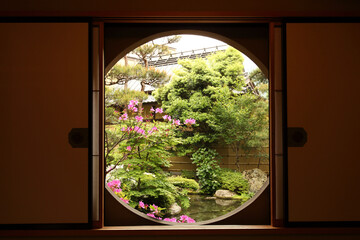 日本旅館の情緒溢れる丸い窓　和のイメージ