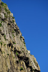 柱状節理の崖と夏空