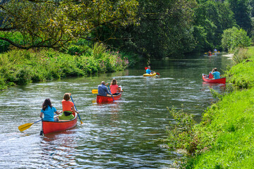 Ausflug mit Familie und Freunden mit Kajak und Kanu auf der Pegnitz in Franken