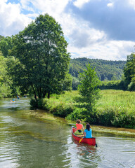 Gemeinsam die Natur genießen bei einer Bootsfahrt auf einem kleinen Fluss in Bayern