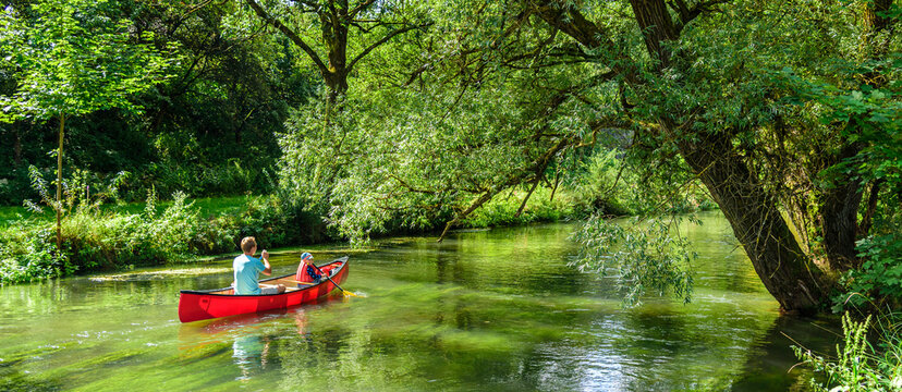 Traumhafte Naturlandschaft mit Kanufahrern im Tal der Pegnitz in Bayern