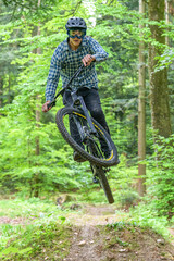 Tollk&uuml;hner Mountainbiker bef&auml;hrt einen Single-Trail im Wald
