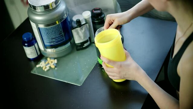 Drinks for sports and muscle gain . Use of protein or creatine and shakers	