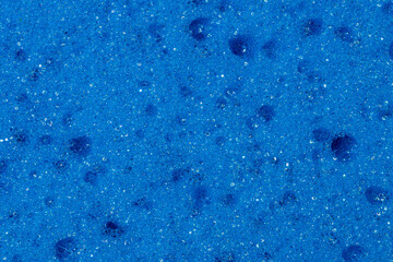 Struktura wzór niebieskiej gąbki w powiększeniu makro, widoczne pęcherzyki bąbelki. Kolor głęboki, intensywny błękit z dziurkami - obrazy, fototapety, plakaty