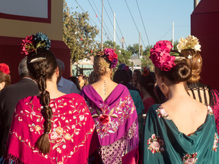 Jóvenes camino de la feria de Abril 2023 de Sevilla / Young people on their way to the April 2023...