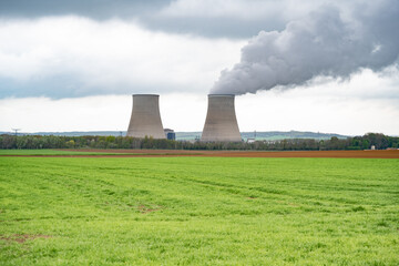 cheminées de centrale nucléaire à Nogent sur Seine, avec fumée